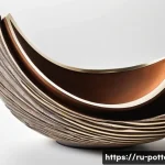 현대 도예 조각 작품 분석 - A contemporary ceramic sculpture featuring a dynamic interplay of smooth curves transitioning sharpl...